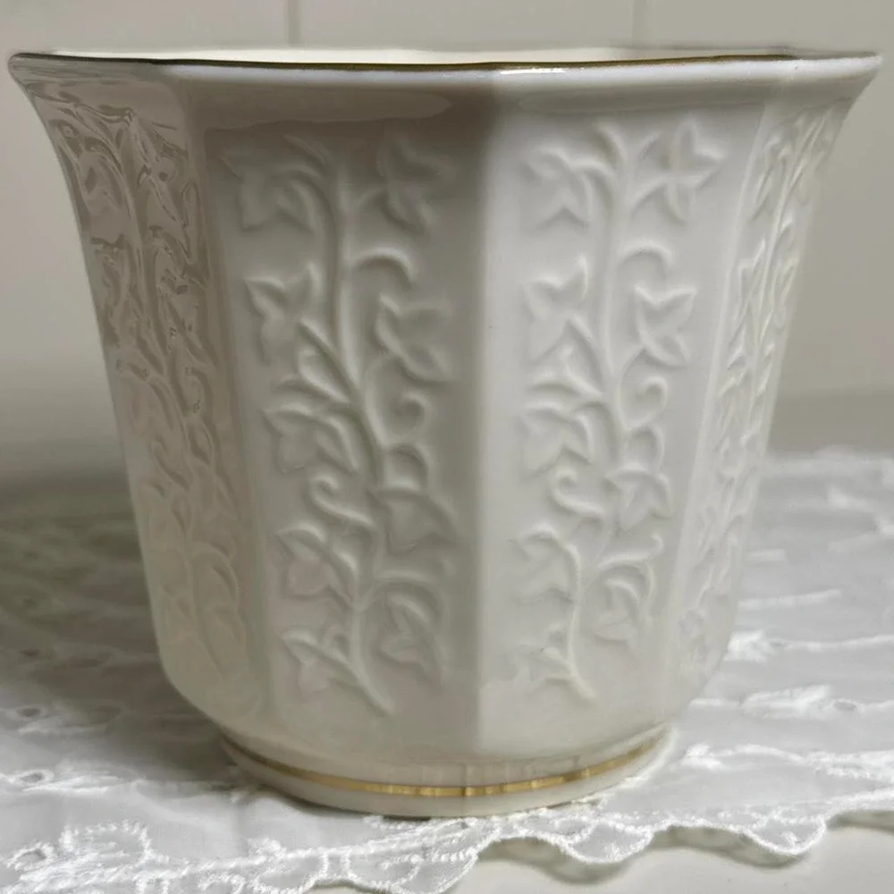 Vintage Lenox Ivory Embossed Cachepot Planter 24K Gold‎ Trim